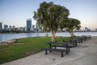 Şehir Parkının Riverside Piknik Alanı, şehir merkezi Skyline manzaralı Sunset, Perth, Avustralya, 15 Nisan 2020