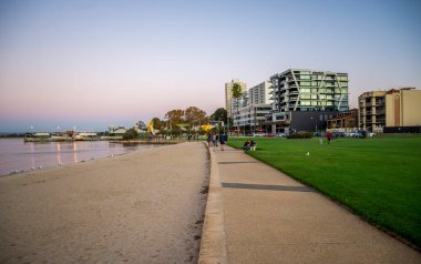 Günbatımı, Perth, Avustralya, 15 Nisan 2020 'de Güney Perth Limanı Şehir Sahnesi Binaları, Pathway ve Plaj Bölgesi