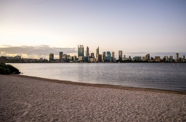 Huzurlu Günbatımı Sahnesi, Perth, Avustralya, 15 Nisan 2020 'de Sandy Shore' dan Şehir Skyline