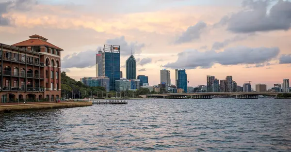 Old Swan Bira Fabrikası, Perth, Avustralya, 14 Nisan 2020 'de Riverside Mimarisi ile Perth Over Perth Skyline' da Sunset Over Perth