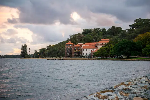Swan River Foreshore, Perth, Avustralya 'daki Old Swan Bira Fabrikası' na Bakış 14 Nisan 2020