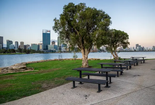 Şehir Parkının Riverside Piknik Alanı, şehir merkezi Skyline manzaralı Sunset, Perth, Avustralya, 15 Nisan 2020