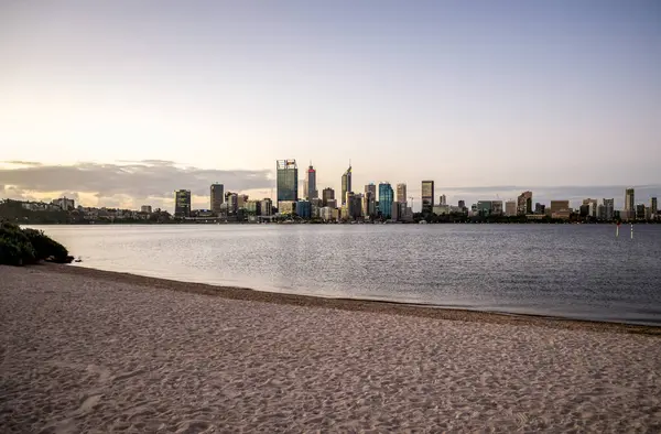 Huzurlu Günbatımı Sahnesi, Perth, Avustralya, 15 Nisan 2020 'de Sandy Shore' dan Şehir Skyline