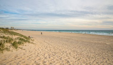 Sandy ve Long Trigg Sahili Okyanus Dalgaları ve Genişletici Horizon, Perth, Avustralya, 17 Nisan 2020