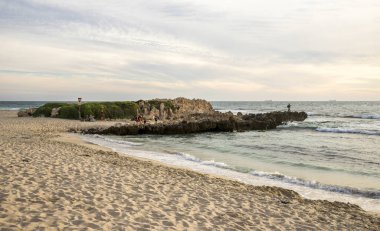 Trigg Adası Sahili Sahil Kaya oluşumuyla Sunset Sky, Perth, Avustralya, 17 Nisan 2020