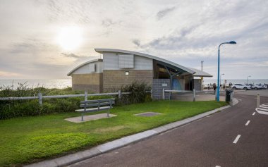 Modern Sahil Soyunma Odaları ve Tuvaletler Okyanusa Bakış Alanı, Perth, Avustralya, 17 Nisan 2020