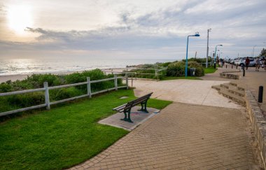 Yollu Huzur Sahil Sahnesi ve Hint Okyanusuna Bakan Benç Sunset, Perth, Avustralya, 17 Nisan 2020
