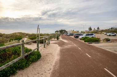 Bitişik park ve bitki örtüyle birlikte Kıyı Kum Kum Kum Kumu boyunca Yürüme ve Bisiklet Yolu, Perth, Avustralya, 17 Nisan 2020