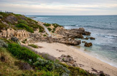 Sandy Trigg Sahili, Merdivenlerle Yürüyen Giriş Yolu ve Rocky Outcrops, Perth, Avustralya, 17 Nisan 2020