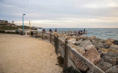 Kuzey Sahili, Perth, Avustralya, 17 Nisan 2020 'de sakin bir Hint Okyanusu manzarasına bakan bir gözlem güvertesinin yanında manzaralı sahil yürüyüşü.