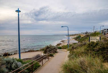 Marmion Park Sahil Yolu ve Huzurlu Hint Okyanusu, Perth, Avustralya, 17 Nisan 2020 Manzarası