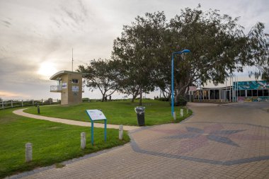 Trigg Sörf Sörfçülüğü Kulüp Gözlem Kulesi ve Trigg Sahili, Perth, Avustralya 'da bir Manzaralı Park Sahnesi, 17 Nisan 2020