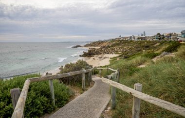Ocean Views ve Residential Houses, Perth, Avustralya, 17 Nisan 2020 'de Serene Trigg Beach' e çıkan sahil yolu.