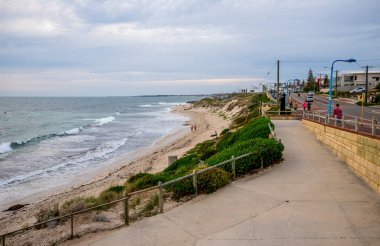 Sahildeki Sahil Manzarası, Okyanus Dalgaları ve Kuzey Sahili, Perth, Avustralya, 17 Nisan 2020