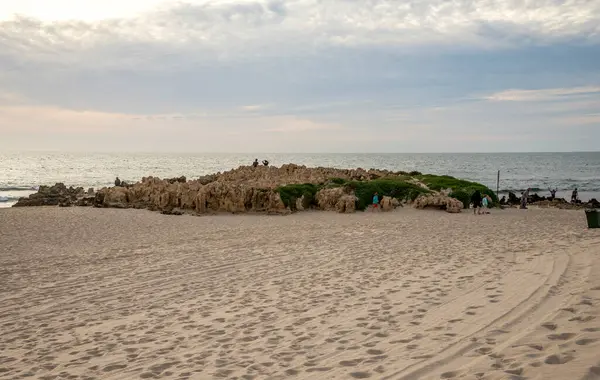 Sahil manzaralı Trigg Adası Sahili ve Günbatımında Kayalıklar, Perth, Avustralya, 17 Nisan 2020