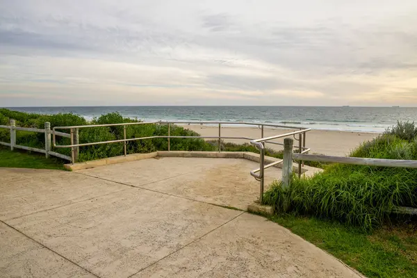 Bakış Alanı olan Sahil Yolu Bulutlu Gökyüzü ve Yumuşak Dalgalar, Perth, Avustralya, 17 Nisan 2020