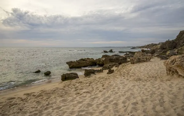 Serene Coastal Trigg Beach View with Rocks Under a Stunning Cloudy Sky, Perth, Avustralya, 17 Nisan 2020
