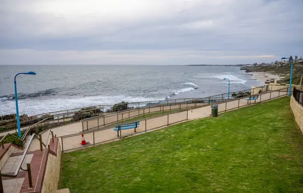 Hamersley Havuzu 'nda Benches ve Manzaralı Sahil Yolu Bulutlu Gök, Perth, Avustralya, 17 Nisan 2020