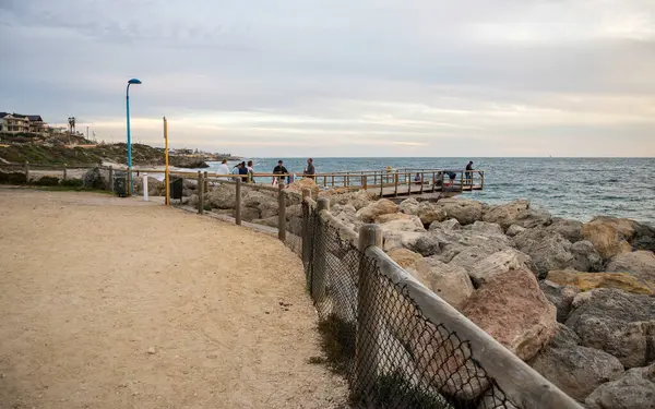 Kuzey Sahili, Perth, Avustralya, 17 Nisan 2020 'de sakin bir Hint Okyanusu manzarasına bakan bir gözlem güvertesinin yanında manzaralı sahil yürüyüşü.