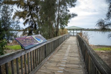 Lake Monger, Perth, Avustralya, 24 Nisan 2020 'de Park Haritası ile Lakeside Pavyonu ve Bilgi İşaretine Giden Manzara Tahta Yolu