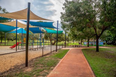 24 Nisan 2020 'de Lake Monger, Perth, Avustralya' daki bir halk parkında gölgeli yelkenli ve patikalı çocuk parkı.