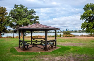 Huzurlu Ahşap Çarşaf Bir Sahne Parkı ve Göl Manzarası, Perth, Avustralya, 24 Nisan 2020