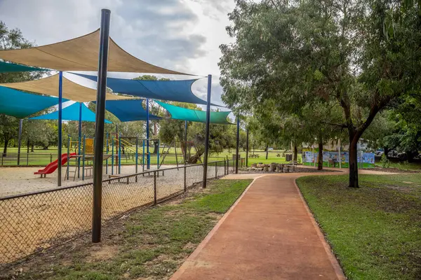 24 Nisan 2020 'de Lake Monger, Perth, Avustralya' daki bir halk parkında gölgeli yelkenli ve patikalı çocuk parkı.