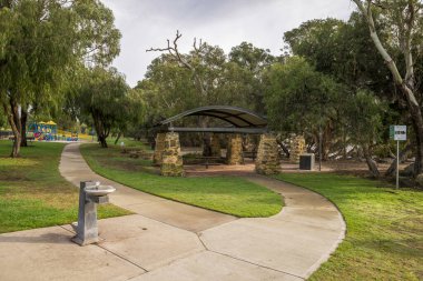 Joondalup 'taki Piknik Koyu Parkı' nda, Sahne Taşı Barınağı ve Oyun Alanı Rahatlama, Perth, Avustralya, 27 Nisan 2020
