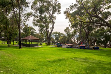 Tranquil Neil Hawkins Park Setting with Playground and Gazebo Surround by Lush Yeşillik Joondalup Lake, Perth, Avustralya, 27 Nisan 2020