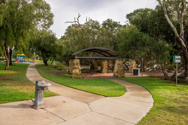 Joondalup 'taki Piknik Koyu Parkı' nda, Sahne Taşı Barınağı ve Oyun Alanı Rahatlama, Perth, Avustralya, 27 Nisan 2020