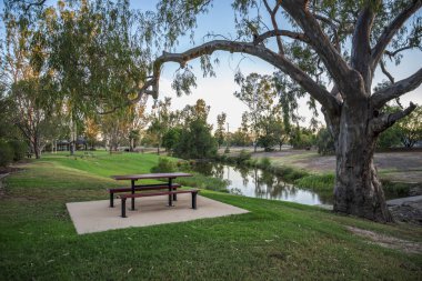 Sunset, Roma, Avustralya 'daki Bungil Deresi' nin yanındaki piknik masalı parkı, 28 Kasım 2020