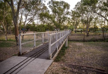 Natural Park Setting, Roma, Avustralya 'daki Bungil Deresi üzerindeki yaya köprüsünde dar raylar, 28 Kasım 2020