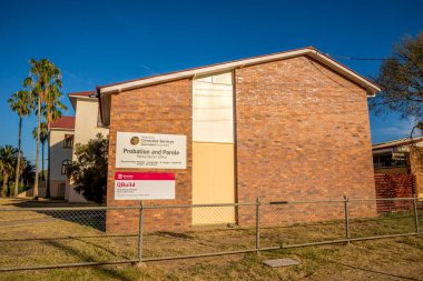 Kırmızı Tuğla Gözetim ve Şartlı Tahliye Bürosu Binası, Roman, Avustralya, 29 Kasım 2020