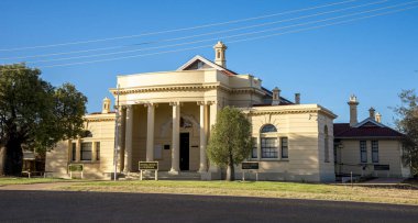 Açık Mavi Gök Altında Sütunları olan Tarihi Yerel Adliye Binası, Romanlar, Avustralya, 29 Kasım 2020