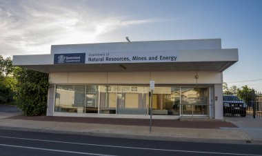 Queensland Doğal Kaynaklar, Madenler ve Enerji Bölge Ofis Binası Sokak Görünümü, Romanlar, Avustralya, 29 Kasım 2020