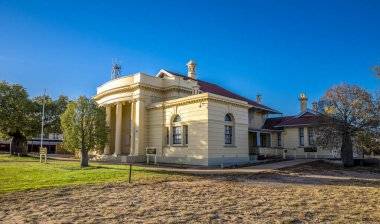 Tarihsel Mimarisi Gündüz Mavi Gökyüzü Ayarlı Klasik Koloni Stili Adliye Binası, Romanlar, Avustralya, 29 Kasım 2020