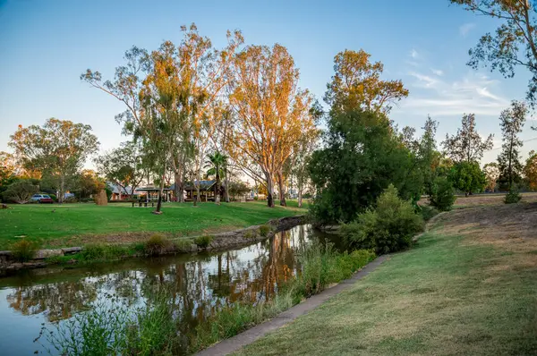 Riverside Parkı, 28 Kasım 2020 'de Serene Peyzaj, Roma, Avustralya' da Bungil Deresi 'nin yanında.