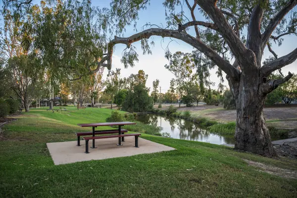 Sunset, Roma, Avustralya 'daki Bungil Deresi' nin yanındaki piknik masalı parkı, 28 Kasım 2020
