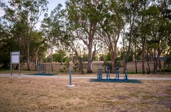 Çevresi Lush Yeşillik, Roman, Avustralya, 28 Kasım 2020 'de Çevrelenen Sahne Parkı' ndaki Spor Salonu Ekipmanı