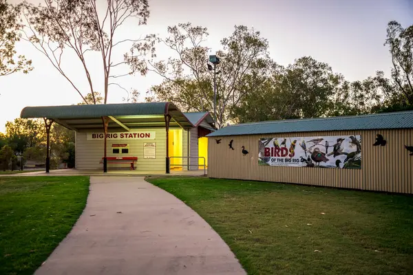 Eğlenceli Çocuklar Tren Turu ve Yerel Kuşlar için Big Rig İstasyonu Bilgi Panosu, Romanlar, Avustralya, 28 Kasım 2020