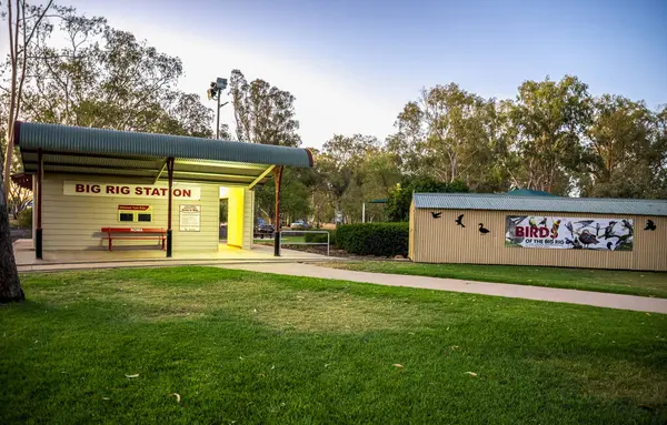 Big Rig Tren İstasyonu Manzaralı Açık Alan Park Sahnesi, Roma, Avustralya, 28 Kasım 2020