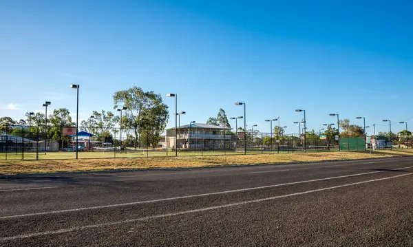 29 Kasım 2020 'de Romanların ve Bölge Tenis Kulübü' nün Mahkemeleri ve Mavi Gök Arkaplanı, Romanlar, Avustralya 'nın Geniş Görüş Alanı