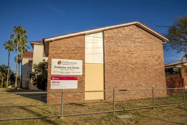 Kırmızı Tuğla Gözetim ve Şartlı Tahliye Bürosu Binası, Roman, Avustralya, 29 Kasım 2020