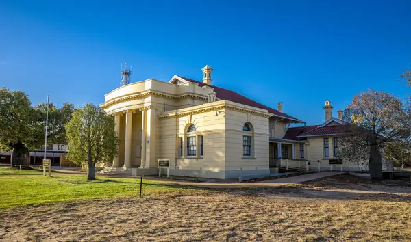 Tarihsel Mimarisi Gündüz Mavi Gökyüzü Ayarlı Klasik Koloni Stili Adliye Binası, Romanlar, Avustralya, 29 Kasım 2020