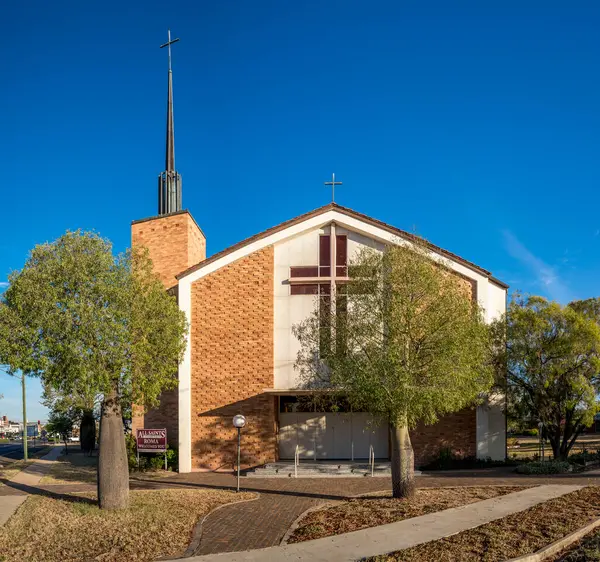 Geleneksel Katolik Kilisesi Önünde Güzel Şişe Ağaçları olan Azizler Kilisesi, Roman, Avustralya, 29 Kasım 2020