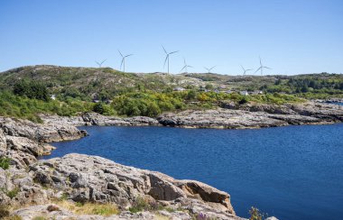 Egersund, Rogaland, Norveç 'in dışında, 14 Temmuz 2018' de Mavi Gök Altında Kayalık Tepe 'de Rüzgar Türbinleriyle Sahne Manzarası