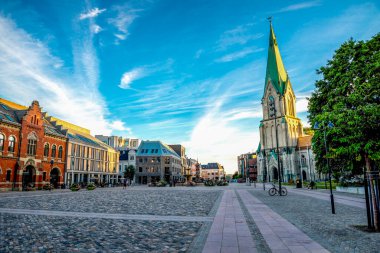 Günbatımı, Kristiansand, Norveç 'te Kilise ve Tuğla Mimarisi ile Tarihi İskandinav Şehir Meydanı, 15 Temmuz 2018