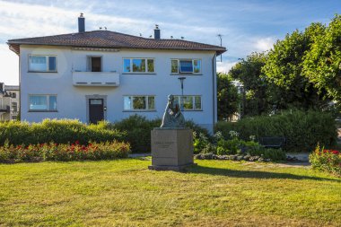 Norveçli Yazar Camilla Collett 'in Arka plandaki Huzur Bahçesi Seti, Kristiansand, Norveç, 15 Temmuz 2018