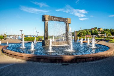 Mavi Gök ve Mimarlık ile Sahne Parkı 'ndaki zarif Modern Çeşme Güneşli bir günde Kristiansand, Norveç, 15 Temmuz 2018