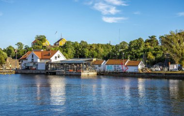 Şehir merkezindeki Marina Limanı, Kristiansand, Norveç 'teki Sahne Sahili Restoranı, 15 Temmuz 2018